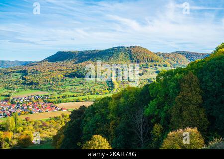 Deutschland, Panorama Luftdrohnenansicht breitenstein Berg schwäbische alb Naturlandschaft bei stuttgart sonniger Tag Herbstsaison bunt Stockfoto