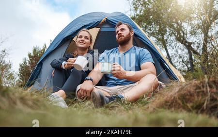 Camping, Zelt und Natur zu zweit mit Kaffee, Tee oder heißer Schokolade Entspannen Sie sich im Wald oder im Wald. Grasfeld Bäume, Morgen Blick und Camper Menschen Stockfoto