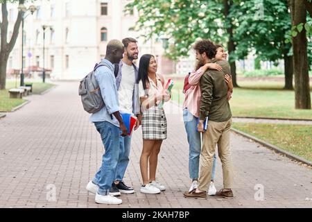 Gruppe junger Menschen, die in der Nähe der Universität stehen. Stockfoto