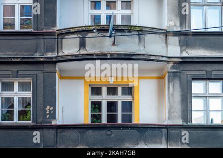 Neu bemalter Balkon (Loggia) in modernistischem Mehrfamilienhaus in Katowice, Schlesien, Polen. Kümmern Sie sich um Ihre eigene Umgebung. Kontrast zwischen altem b Stockfoto