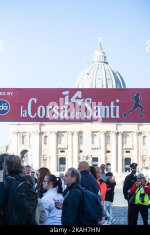 Rom, Italien. 01.. November 2022. Das traditionelle Rennen der Heiligen fand heute am 1.. November auf der piazza san pietro statt.Quelle: Independent Photo Agency/Alamy Live News Stockfoto