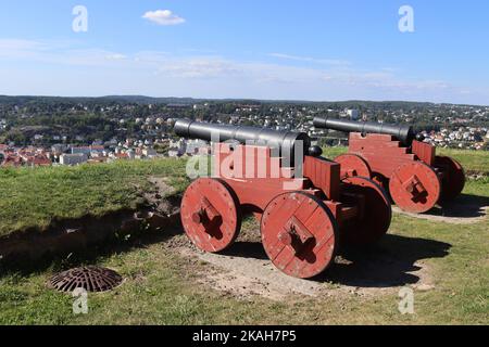 Zwei historische Kanonen wiesen von der Festung Fredriksten in Viken County, Norwegen, auf die Stadt Halden hin. Platz darüber kopieren. Stockfoto