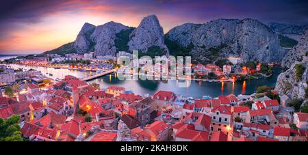 Omis, Kroatien. Panorama-Stadtbild der schönen Küstenstadt Omis, Dalmatien, Kroatien bei Sonnenuntergang im Sommer. Stockfoto