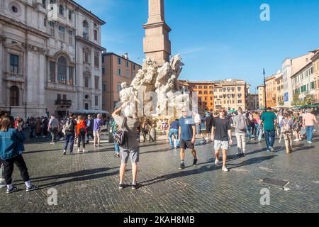 Rom, Italien - November 2022; Touristen auf der Piazza Navona an einem sonnigen Herbsttag Stockfoto