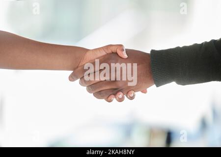 Geschäftshandshake, Vereinbarung und Kundenvertrag Erfolg der Hände zusammen für eine partnerschaft von B2B. Vielen Dank, willkommen und schwarze Geschäftsleute bei Stockfoto