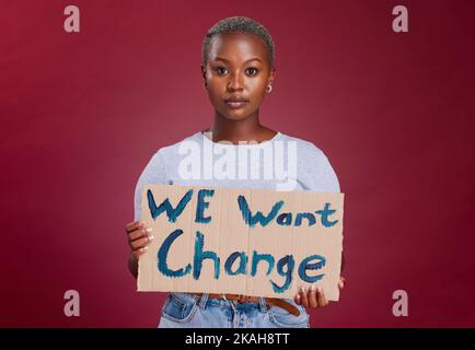 Schwarze Frau, Protest und Billboard-Nachricht für Veränderung, Text oder Stimme gegen Mockup-Studio-Hintergrund. Porträt einer afroamerikanischen Aktivistin Stockfoto