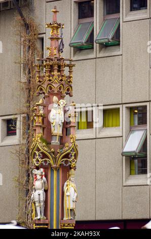 Fischbrunnen, ein gotischer Brunnen am Minsterplatz in der historischen Altstadt von Freiburg im Breisgau, Baden-Württemberg, Deutschland. Stockfoto