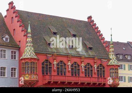 Das Historische Kaufhaus, ein prominentes gotisches Denkmal aus dem 14.. Jahrhundert am Minsterplatz, Freiburg, Deutschland. Stockfoto