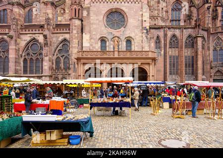 Marktszene des Freiburger Münster Markt auf dem Minsterplatz rund um das Münster in der historischen Altstadt von Freiburg im Breisgau, Deutschland. Stockfoto