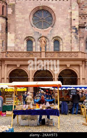 Marktszene des Freiburger Münster Markt auf dem Minsterplatz rund um das Münster in der historischen Altstadt von Freiburg im Breisgau, Deutschland. Stockfoto