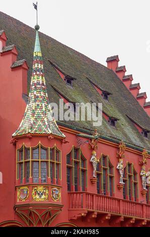 Das Historische Kaufhaus, ein prominentes gotisches Denkmal aus dem 14.. Jahrhundert am Minsterplatz, Freiburg, Deutschland. Stockfoto