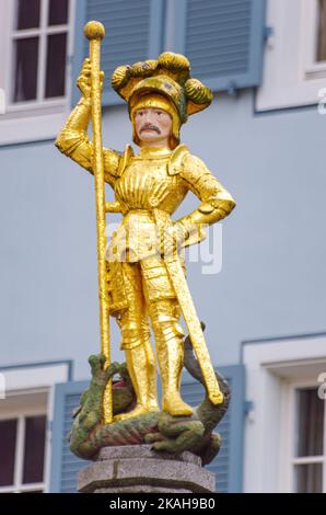 Statue des heiligen Georg, der auf dem besiegten Drachen steht, St. Georgs-Brunnen auf dem Minsterplatz, Freiburg im Breisgau, Baden-Württemberg, Deutschland. Stockfoto