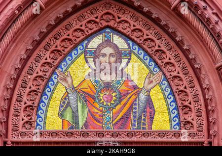 Mosaikdarstellung von Jesus Christus im Spitzbogen des Hauptportals der Herz-Jesu-Kirche in Freiburg im Breisgau, Deutschland. Stockfoto