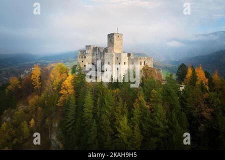 Schlösser der Slowakei: Aus der Vogelperspektive auf die Burg Strecno. Dramatischer Blick auf das Schloss in der herbstlichen Bergwelt. Stockfoto