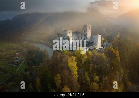 Schlösser der Slowakei: Aus der Vogelperspektive auf die Burg Strecno. Dramatischer Blick auf das Schloss in der herbstlichen Bergwelt. Stockfoto