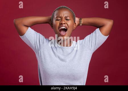Schreiende schwarze Frau, wütend im Studio mit Händen hinter dem Kopf und trauriger Stress an der Wand für die psychische Gesundheit. Frau frustriert, schreiend Depression Angst Stockfoto