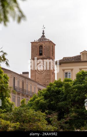 Malaga, Spanien - 26. Oktober 2022: Turm der Iglesia de Santiago Apóstol in Malaga, Spanien am 26. Oktober 2022 Stockfoto