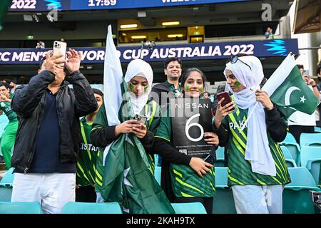 Sydney, Australien. 03.. November 2022. Pakistanische Fans beim ICC Men's World Cup Spiel T20 zwischen Pakistan und Südafrika auf dem Sydney Cricket Ground am 03. November 2022 in Sydney, Australien. BILD NUR FÜR REDAKTIONELLE VERWENDUNG - AUSSCHLIESSLICH KEINE KOMMERZIELLE NUTZUNG Quelle: Izhar Ahmed Khan/Alamy Live News/Alamy Live News Stockfoto