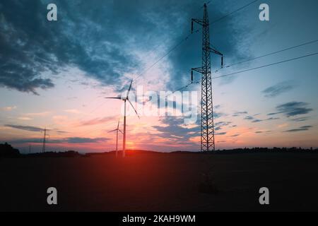 Thema der Energiewirtschaft: Ein Techniker in roten Overalls und einem weißen Helm, der die Heizungsparameter überprüft. Heizwasserverteilungstechnik. Stockfoto