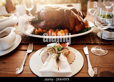 Kein Fest ist komplett ohne den truthahn. Ein gebratener truthahn auf einem Esstisch an Thanksgiving. Stockfoto