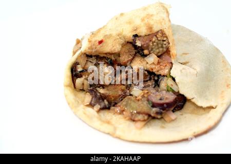 Ein syrisches Shami-Pita-Brot, gefüllt mit traditioneller ägyptisch-alexandrinischer Aubergine aus Auberginen mit Knoblauch und Olivenscheiben, selektiver Schwerpunkt von tr Stockfoto