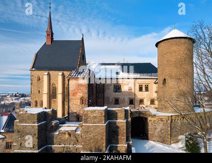 Burg Šternberk, Mähren, Tschechische Republik. Winter, Schnee, Sonne. Touristenort. Stockfoto