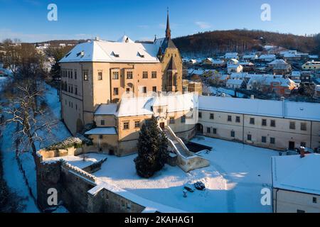 Burg Šternberk, Mähren, Tschechische Republik. Winter, Schnee, Sonne. Touristenort. Stockfoto