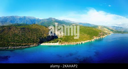 Gjipe Beach. Panorama, Luftaufnahme von der Meerseite. Klares Wasser des Ionischen Meeres, ein sauberer Kiesstrand, beeindruckende Schlucht und Berge im Hintergrund Stockfoto