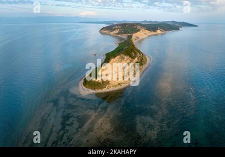 Kap von Rodon, Panoramablick auf die Küste, abendlicher Blick auf die Klippen des kap mit Überresten der Burg vor einem Sonnenuntergang. Stockfoto