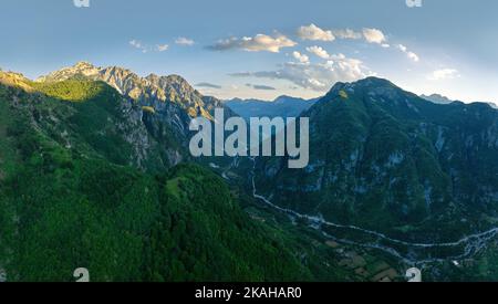 Eine Panorama-Luftaufnahme des Teth-Tals bei Sonnenuntergang. Wanderwege, grüne Täler, blauer Himmel mit Wolken, steile Felsen, Schneereste, Sommer. Stockfoto