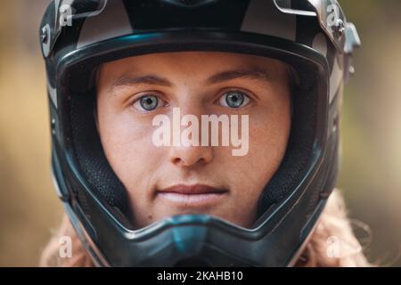 Biker. Helm und Porträt eines Mannes mit einem Lächeln beim Reiten oder Sporttraining im Freien in der Natur. Abenteuer, Sport und Gesicht des Radfahrers aus Stockfoto