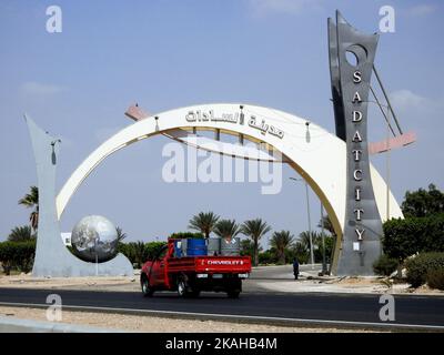 Monufia Governorate, Ägypten, 9 2022. September: Sadat Stadteingang an Alexandria Kairo Autobahn, benannt nach dem verstorbenen Präsidenten Anwar Sadat und es ist einer der Stockfoto