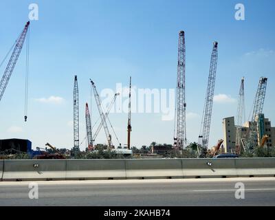 Alexandria, Ägypten, September 9 2022: Viele Brückenkrane auf dem Gelände der Geflügelhuhnfarm und Fabrik für Produkte, die effizient und conveni Stockfoto