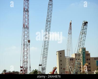 Alexandria, Ägypten, September 9 2022: Viele Brückenkrane auf dem Gelände der Geflügelhuhnfarm und Fabrik für Produkte, die effizient und conveni Stockfoto