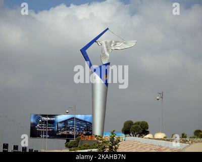 Kairo, Ägypten, September 17 2022: Internationaler Flughafen Kairo Schild, der wichtigste internationale Flughafen von Kairo und der größte und verkehrsreichste Flughafen in Stockfoto