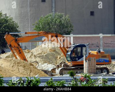 Kairo, Ägypten, September 23 2022: Schwere gelbe Bulldozer, Grader und Bagger Baumaschinen, Endlader Fahrzeug, Bulldozer Steinbruch Maschine, st Stockfoto