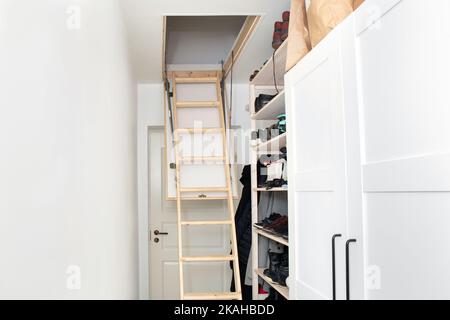 Holzdecke nach unten ziehen Dachboden Klapptreppe in kleinen minimalistischen Flur Korridor, platzsparend in Home-Konzept. Stockfoto