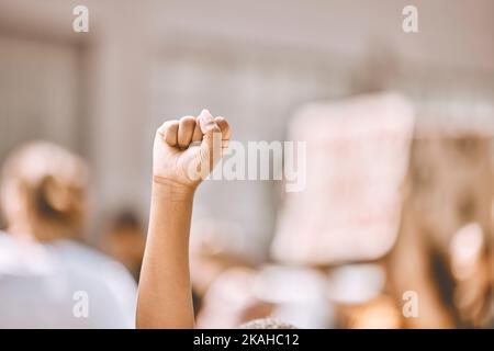 Protest, Gleichheit und Faust in der Luft in der Stadt, Menschenmenge auf der Straße, die für Menschenrechte, Freiheit und Marsch protestiert. Schwarze Leben Materie Bewegung Stockfoto