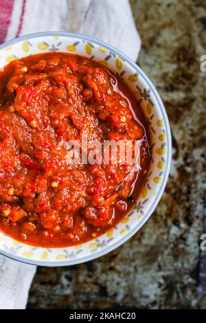 Zacusca eine rumänische geröstete Pfeffer- und Auberginen-Sauce. Stockfoto