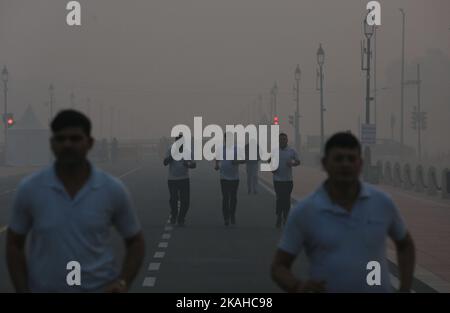 Neu-Delhi, Indien. 3.. November 2022. In Neu-Delhi, Indien, joggen die Menschen auf einer Straße inmitten von dichtem Smog, 3. November 2022. Die Luftverschmutzung in der indischen Hauptstadt Delhi und ihren umliegenden Gebieten ist nach wie vor ein Problem. Das Problem tritt vor allem in den Wintermonaten auf, wenn die Luftdichte vergleichsweise sinkt. Quelle: Javed Dar/Xinhua/Alamy Live News Stockfoto