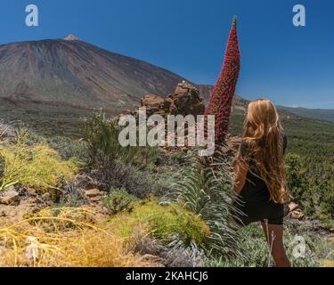 Turm von Juwelen mit Berg Teide Hintergrund. Ein Mädchen mit langen Haaren daneben Stockfoto