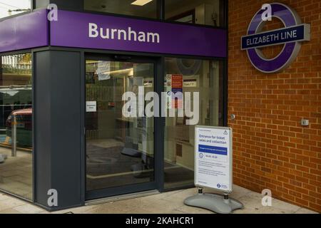 Burnham, Großbritannien. 2.. November 2022. Das Branding der Elizabeth Line ist in einem neuen Bahnhofsgebäude der Elizabeth Line abgebildet. Das Gebäude, das für Transport for London (TfL) und MTR Elizabeth Line produziert wurde, wurde im Februar 2022 eröffnet und umfasst ein größeres Ticketbüro mit einem zugänglichen Ticketfenster, neue Ticketautomaten, automatische Tickettore und Kundeninformationsbildschirme mit Live-Reiseinformationen. Kredit: Mark Kerrison/Alamy Live Nachrichten Stockfoto