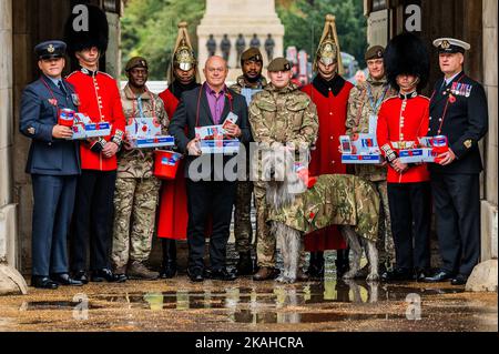 London, Großbritannien. 3.. November 2022. Der Botschafter der Royal British Legion, Ross Kemp, startet den diesjährigen London Poppy Day bei der Horse Guards Parade zusammen mit Mitgliedern der Irish Guards und ihrem irischen Wolfhound-Maskottchen Seamus. Ross ermutigt die Londoner, einen Mohns von den mehr als 2.000 Sammlern der Streitkräfte, Veteranen und Poppy Appeal zu holen, die in der gesamten Hauptstadt in Kraft sind und an einem Tag £1 Millionen sammeln helfen. Kredit: Guy Bell/Alamy Live Nachrichten Stockfoto