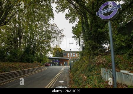 Burnham, Großbritannien. 2.. November 2022. Vor dem neuen Bahnhofsgebäude der Elizabeth Line ist ein Schild abgebildet. Das Gebäude, das für Transport for London (TfL) und MTR Elizabeth Line produziert wurde, wurde im Februar 2022 eröffnet und umfasst ein größeres Ticketbüro mit einem zugänglichen Ticketfenster, neue Ticketautomaten, automatische Tickettore und Kundeninformationsbildschirme mit Live-Reiseinformationen. Kredit: Mark Kerrison/Alamy Live Nachrichten Stockfoto