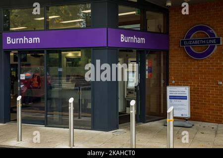 Burnham, Großbritannien. 2.. November 2022. Das Branding der Elizabeth Line ist in einem neuen Bahnhofsgebäude der Elizabeth Line abgebildet. Das Gebäude, das für Transport for London (TfL) und MTR Elizabeth Line produziert wurde, wurde im Februar 2022 eröffnet und umfasst ein größeres Ticketbüro mit einem zugänglichen Ticketfenster, neue Ticketautomaten, automatische Tickettore und Kundeninformationsbildschirme mit Live-Reiseinformationen. Kredit: Mark Kerrison/Alamy Live Nachrichten Stockfoto