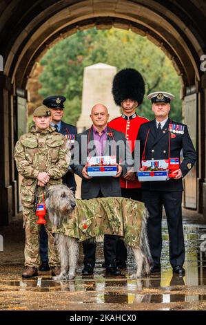 London, Großbritannien. 3.. November 2022. Der Botschafter der Royal British Legion, Ross Kemp, startet den diesjährigen London Poppy Day bei der Horse Guards Parade zusammen mit Mitgliedern der Irish Guards und ihrem irischen Wolfhound-Maskottchen Seamus. Ross ermutigt die Londoner, einen Mohns von den mehr als 2.000 Sammlern der Streitkräfte, Veteranen und Poppy Appeal zu holen, die in der gesamten Hauptstadt in Kraft sind und an einem Tag £1 Millionen sammeln helfen. Kredit: Guy Bell/Alamy Live Nachrichten Stockfoto