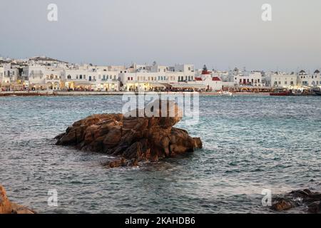 Gesamtansicht von Chora, Mykonos Stadt, mit einem großen Felsen im Vordergrund Stockfoto