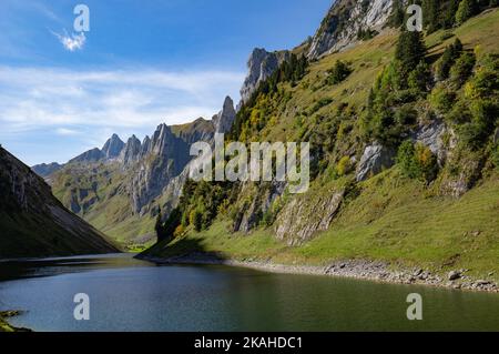 Der Fälensee, eingebettet zwischen steilen Felsflanken, ein faszinierender Albstein Fjord in der Schweiz. Stockfoto