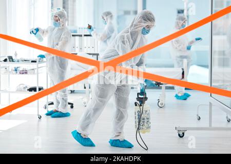 Covid, Bürokratie und Krankenhausmenschen mit Gesundheitsvorsorge Krisenmanagement Reinigung Arbeitsplatz in Gesichtsmaske, Sicherheitsausrüstung und Desinfektionsmittel. Klinikmedizin Stockfoto