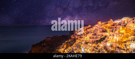 Oia Dorf bei Nacht, Santorini Insel. Berühmte Reiselandschaft, Luxus Urlaubsziel landschaftlich. Schöne Aussicht auf fabelhaftes malerisches Dorf Stockfoto